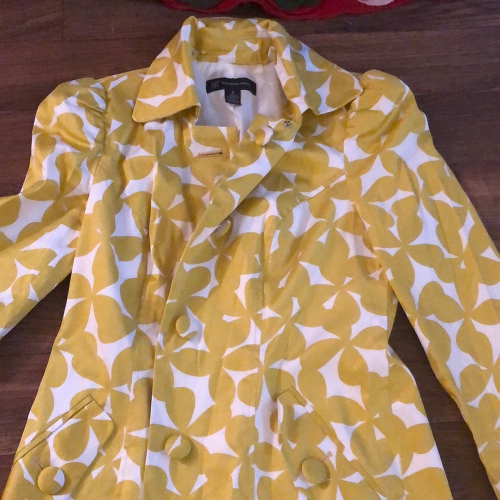 INC Button down patterned coat!